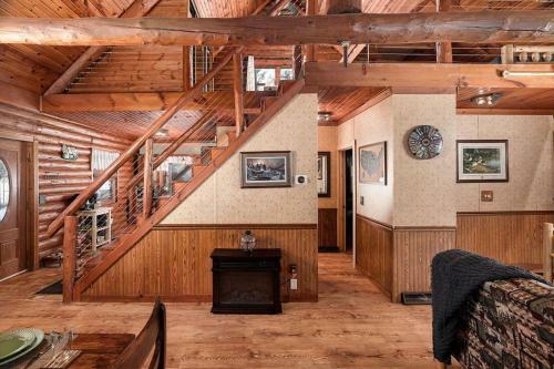 Woodland Doe Lodge - Lakefront Log Cabin