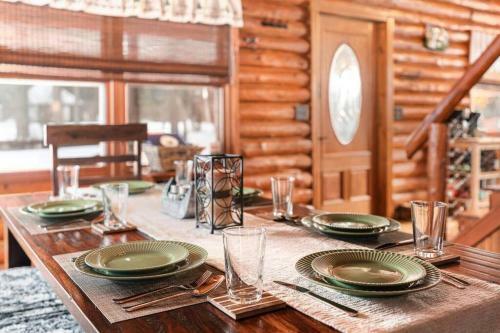 Woodland Doe Lodge - Lakefront Log Cabin