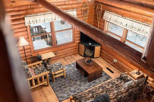 Woodland Doe Lodge - Lakefront Log Cabin