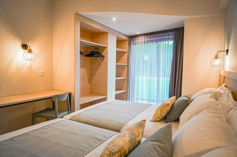 Hotel H Top Jadhe