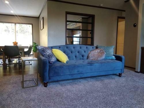 King Bed, Huge Master Bath, Nature, Style!
