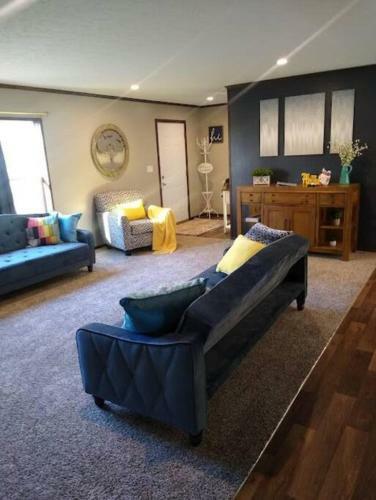 King Bed, Huge Master Bath, Nature, Style!