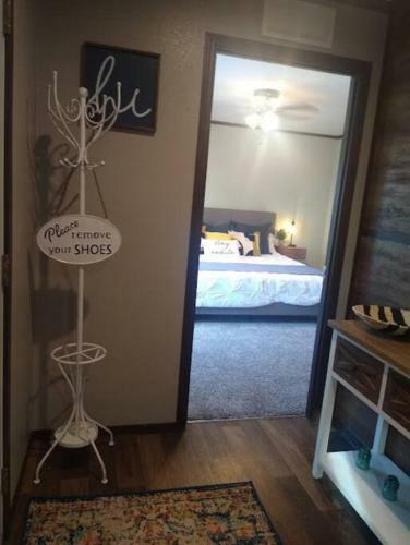 King Bed, Huge Master Bath, Nature, Style!