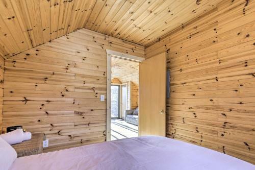 Cozy Eagle River Escape With Direct Lake Access