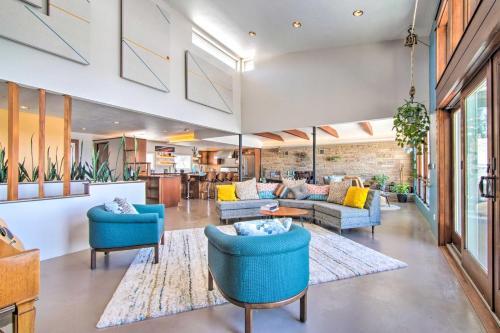Stylish Monona Home 2 Blocks To Drink And Dine