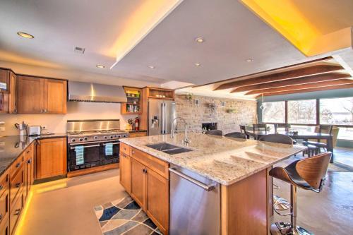 Stylish Monona Home 2 Blocks To Drink And Dine