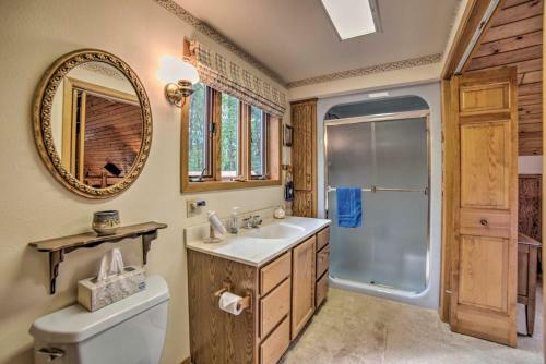 Riverfront Oconto Escape With Fire Pit And Yard!