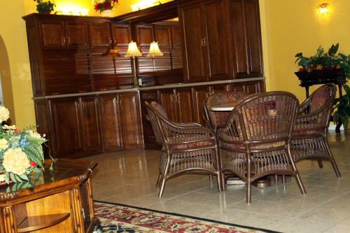 Hotel Golden Manor Inn & Suites