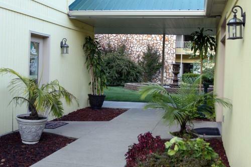 Hotel Golden Manor Inn & Suites