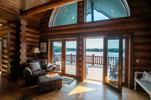 Grandview Lakeside Log Lodge