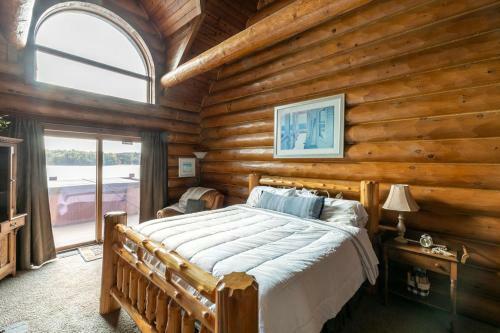 Grandview Lakeside Log Lodge