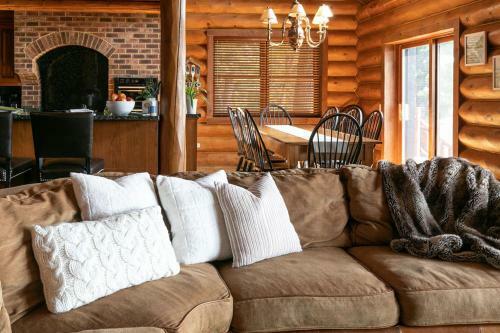 Grandview Lakeside Log Lodge