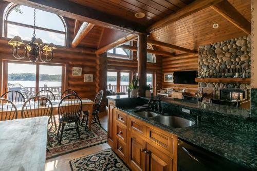 Grandview Lakeside Log Lodge