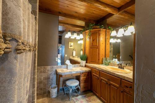 Grandview Lakeside Log Lodge