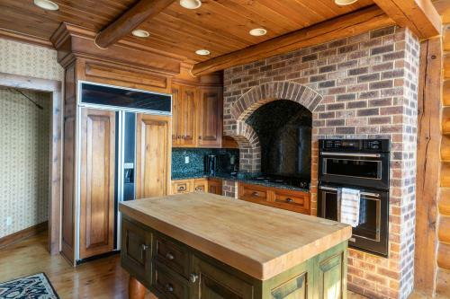 Grandview Lakeside Log Lodge