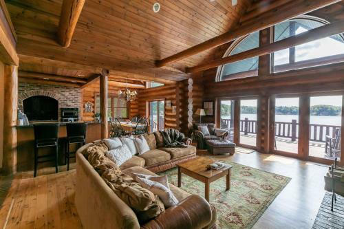 Grandview Lakeside Log Lodge