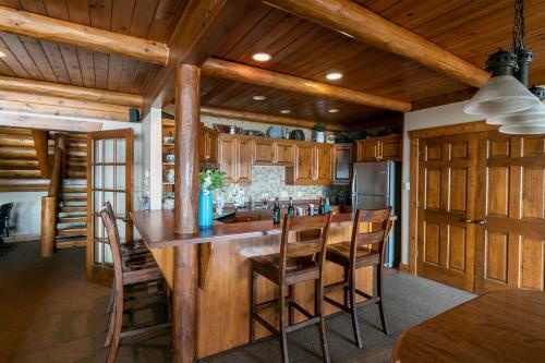 Grandview Lakeside Log Lodge