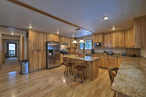 Spacious Alpine Cabin With Fireplace And Deck!
