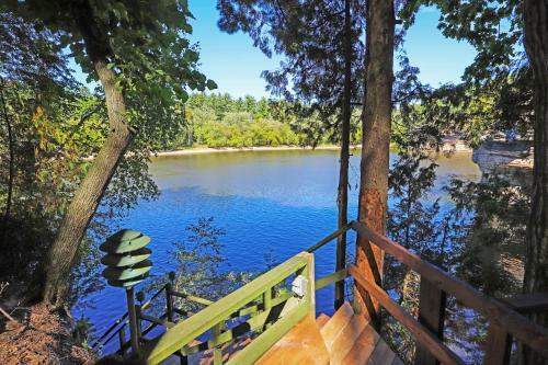 Dells Cottage River Retreat