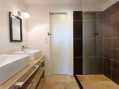 Pleasant Apartment In Olonzac Near Lakebeach