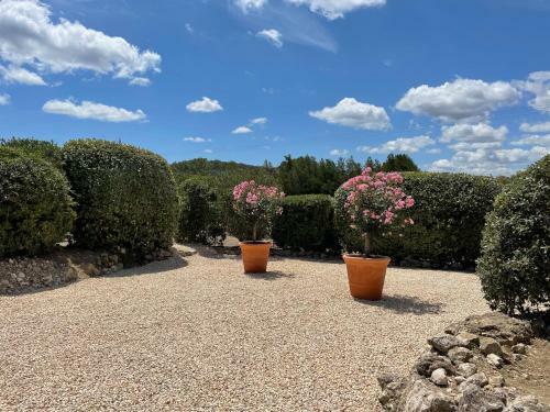 Maison � Flanc de Colline Avec Piscine Eygali�res