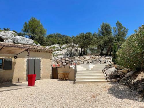 Maison � Flanc de Colline Avec Piscine Eygali�res