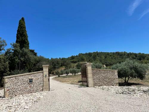 Maison � Flanc de Colline Avec Piscine Eygali�res