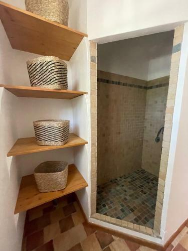 Maison � Flanc de Colline Avec Piscine Eygali�res
