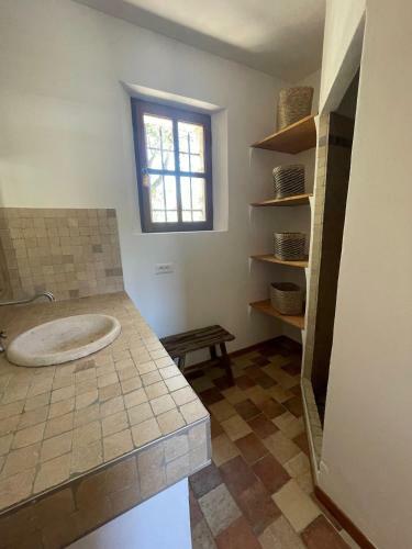 Maison � Flanc de Colline Avec Piscine Eygali�res