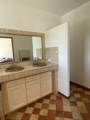 Maison � Flanc de Colline Avec Piscine Eygali�res