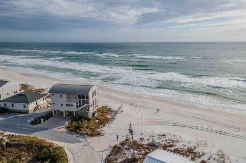 Beach Retreat With Rooftop Deck, Walk To Beach!