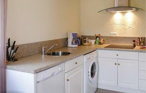 Three-bedroom Apartment In Petreto-biccisano