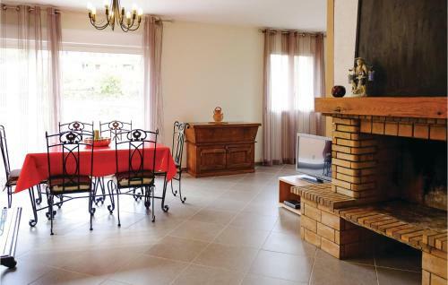 Three-bedroom Apartment In Petreto-biccisano