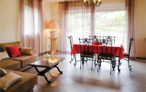 Three-bedroom Apartment In Petreto-biccisano