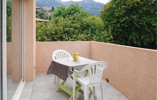 Three-bedroom Apartment In Petreto-biccisano