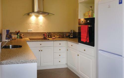 Three-bedroom Apartment In Petreto-biccisano