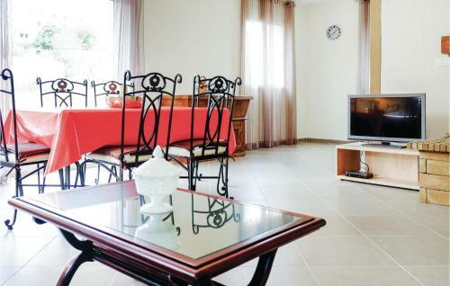 Three-bedroom Apartment In Petreto-biccisano