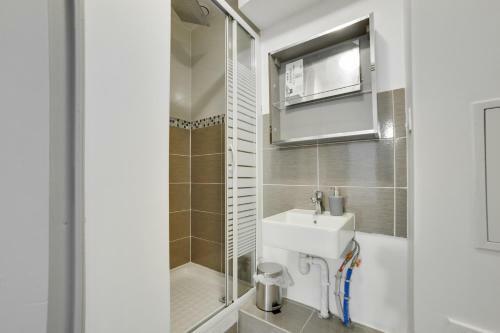 Chic And Spacious Apart With Parking