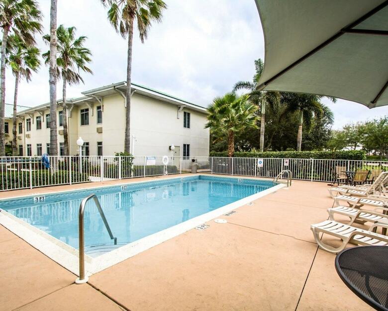 Hotel Sleep Inn At Pga Village