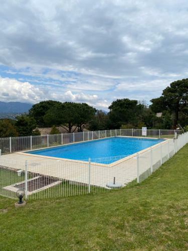 Apartamento T3 Rez de Jardin � Porto Vecchio