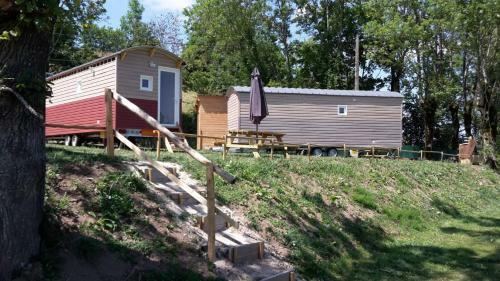 Camping de Roulottes Dans Les Volcans D'auvergne