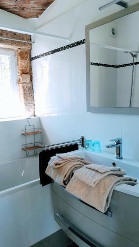 G�te de La Sabli�re Vignoble Aixois Et Piscine