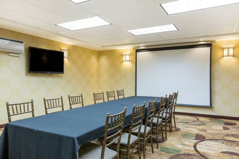 The Oaks Hotel & Suites