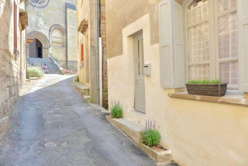 Rue Bertrand De Got