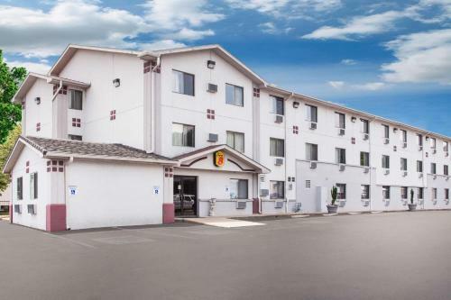 Super 8 Hot Springs