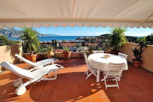 Amazing Sea View Apartment With Private Close Parking