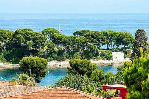 Amazing Sea View Apartment With Private Close Parking