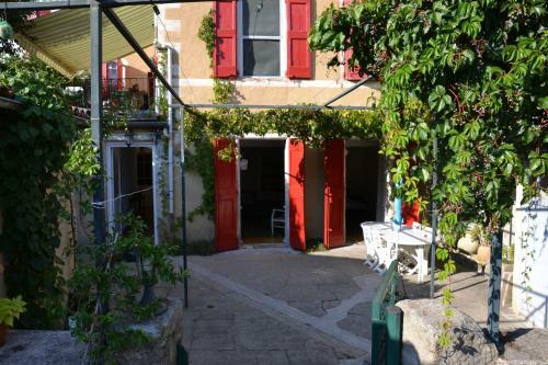 St Jean Du Gard : Spacious Apartment With Use Of Pool