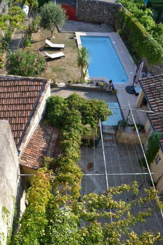 St Jean Du Gard : Spacious Apartment With Use Of Pool