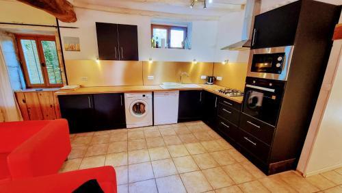 4 Bedroom Holiday Home With Private Pool And Garden
